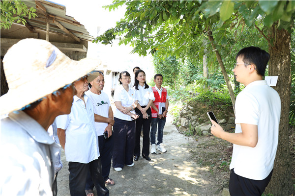2023-8-31 貴州環(huán)交所黨支部、壩上村黨支部、貴陽(yáng)產(chǎn)控集團(tuán)金融務(wù)鏈上企業(yè)黨支部聯(lián)合開(kāi)展主題黨日活動(dòng)3.jpg