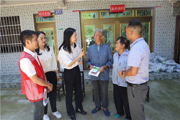 2023-8-31 貴州環(huán)交所黨支部、壩上村黨支部、貴陽(yáng)產(chǎn)控集團(tuán)金融務(wù)鏈上企業(yè)黨支部聯(lián)合開(kāi)展主題黨日活動(dòng)6.jpg