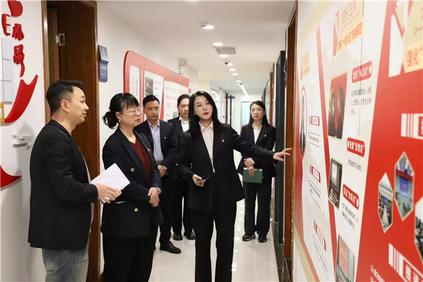 2023-11-27   貴陽產控集團黨委委員、副總經理劉志宏到貴州環(huán)交所調研并座談2.jpg