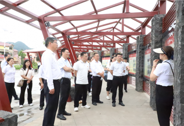 聯(lián)合黨建聚人心 創(chuàng)新舉措話發(fā)展——貴州陽光產(chǎn)權(quán)交易所第一黨支部、安順市公共資源交易中心黨支部與黃桶街道后寨村黨支部聯(lián)合開展主題黨日活動(dòng)