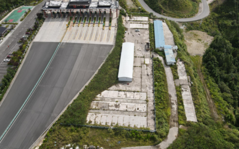 西江收費(fèi)站旁土地處置