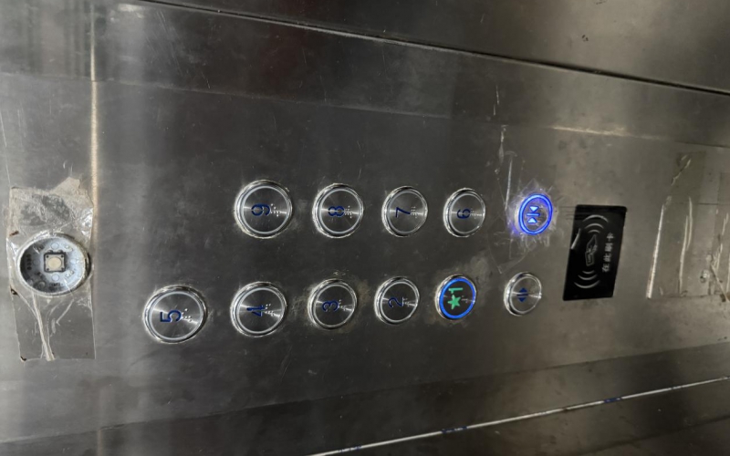 （降價）安云路20號B棟3單元8樓附4號轉(zhuǎn)讓（持有方：貴州省機(jī)關(guān)事務(wù)管理局國有資產(chǎn)管理服務(wù)中心）